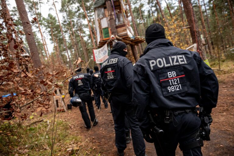 Polizei geht gegen ein linksextremes Tesla-Protestlager vor: Noch immer befinden sich mehrere Teilnehmer in den Baumhäusern oder auf den Bäumen.