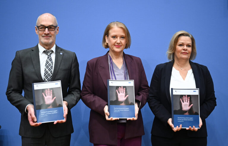 Michael Kretschmer (l-r), Vizepräsident beim BKA, Lisa Paus (Die Grünen), Bundesministerin für Frauen und Jugend, und Nancy Faeser (SPD), Bundesministerin für Inneres und Heimat, bei der Vorstellung des Bundeslagebildes "Geschlechtsspezifisch gegen Frauen gerichtete Straftaten".