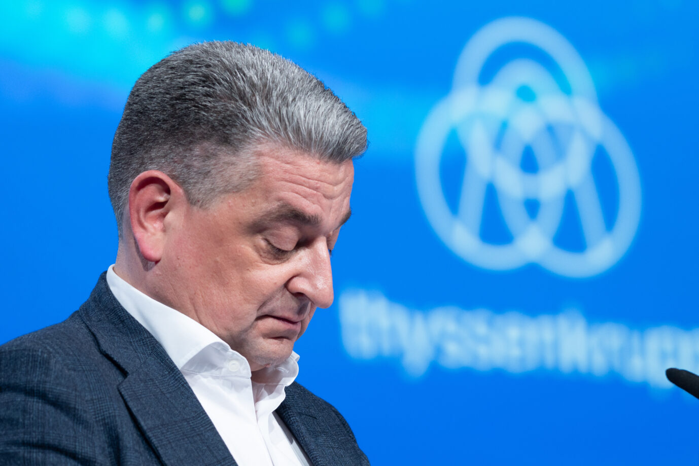 Thyssenkrupp-Chef Miguel Lopez blick mit niedergeschlagener Miene nach unten. Vor allem in der Stahlindustrie sieht sein Unternehmen keiner rosigen Zukunft entgegen