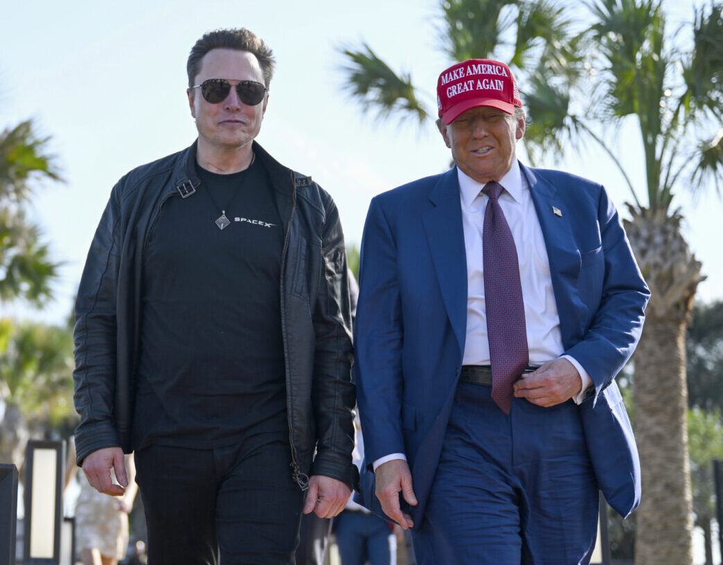 Wollen die Einsparungen auf das Volk verteilen: Tech-Milliardär Elon Musk (l.) und US-Präsident Donald Trump. Foto: picture alliance / ASSOCIATED PRESS | Brandon Bell