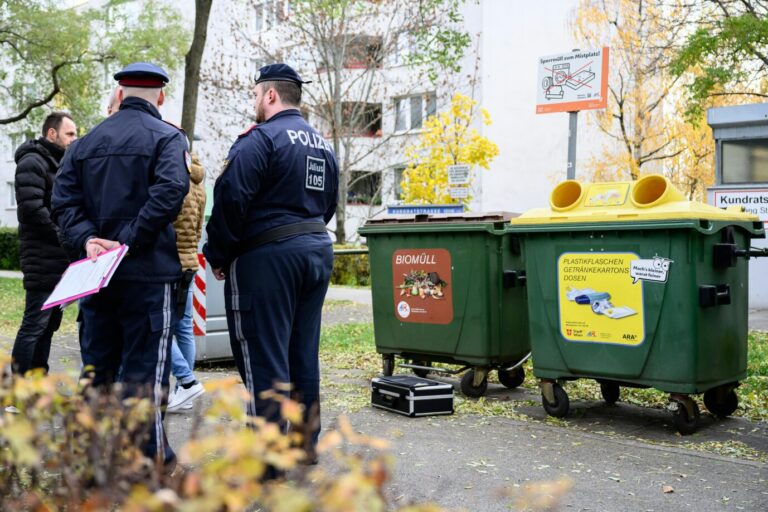 Einsatzkräfte der Polizei am Fundort des toten Babys am Freitag, 22. November 2024. Das seit Donnerstag in der Wiener Klinik Favoriten verschwundene Baby ist tot beim Spitalsgelände aufgefunden worden. - FOTO: APA/MAX SLOVENCIK - War es ein Ehrenmord?