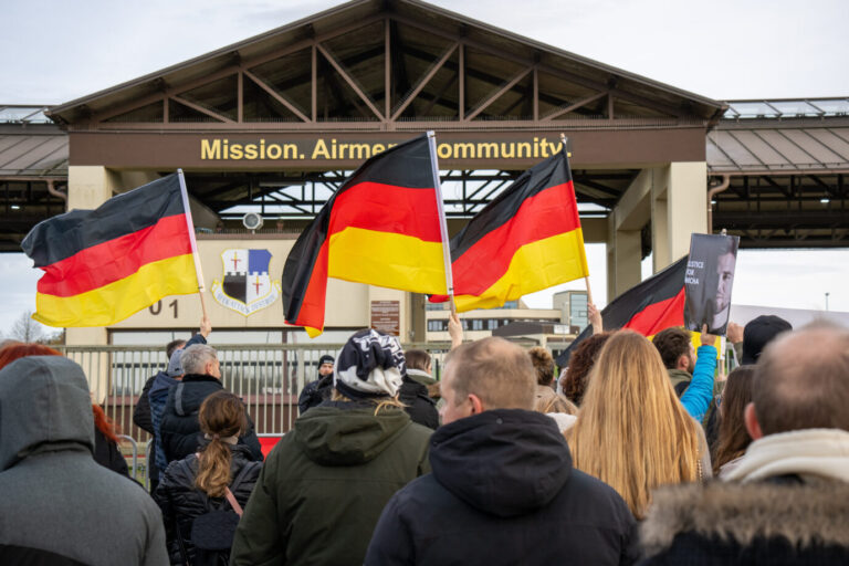 Menschen demonstrieren vor dem Hauptzugang zur US-Air Base Spangdahlem. Es ist die zweite Demonstration vor der Air Base gegen das Gerichtsurteil des Militärgerichts, das einen wegen Tötung angeklagten US-Soldaten jüngst freigesprochen hat. Der US-Soldat soll im August 2023 einen 28-Jährigen auf der Kirmes in Wittlich erstochen haben.