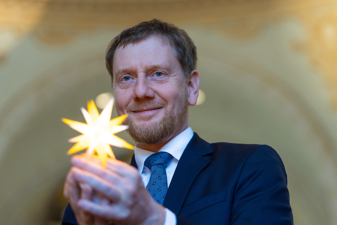 Sachsens Ministerpräsident Michael Kretschmer (CDU) am Montag mit einem Herrnhuter Stern in der Dresdner Frauenkirche.