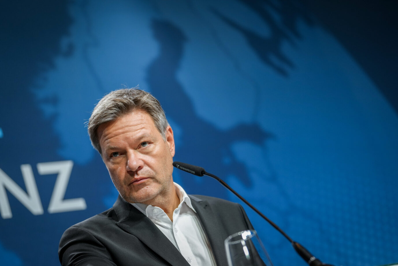 Robert Habeck (Bündnis 90/Die Grünen), Bundesminister für Wirtschaft und Klimaschutz, gibt zu Beginn der "Industriekonferenz 2024" des Bundeswirtschaftsministeriums eine Pressekonferenz. Foto:picture alliance/dpa | Kay Nietfeld