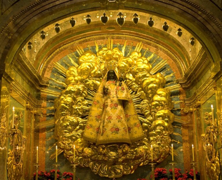 Schwarze Madonna in der Gnandenkapelle in Einsiedeln: Die Marienfigur kam bei einem Angriff leicht zu Schaden