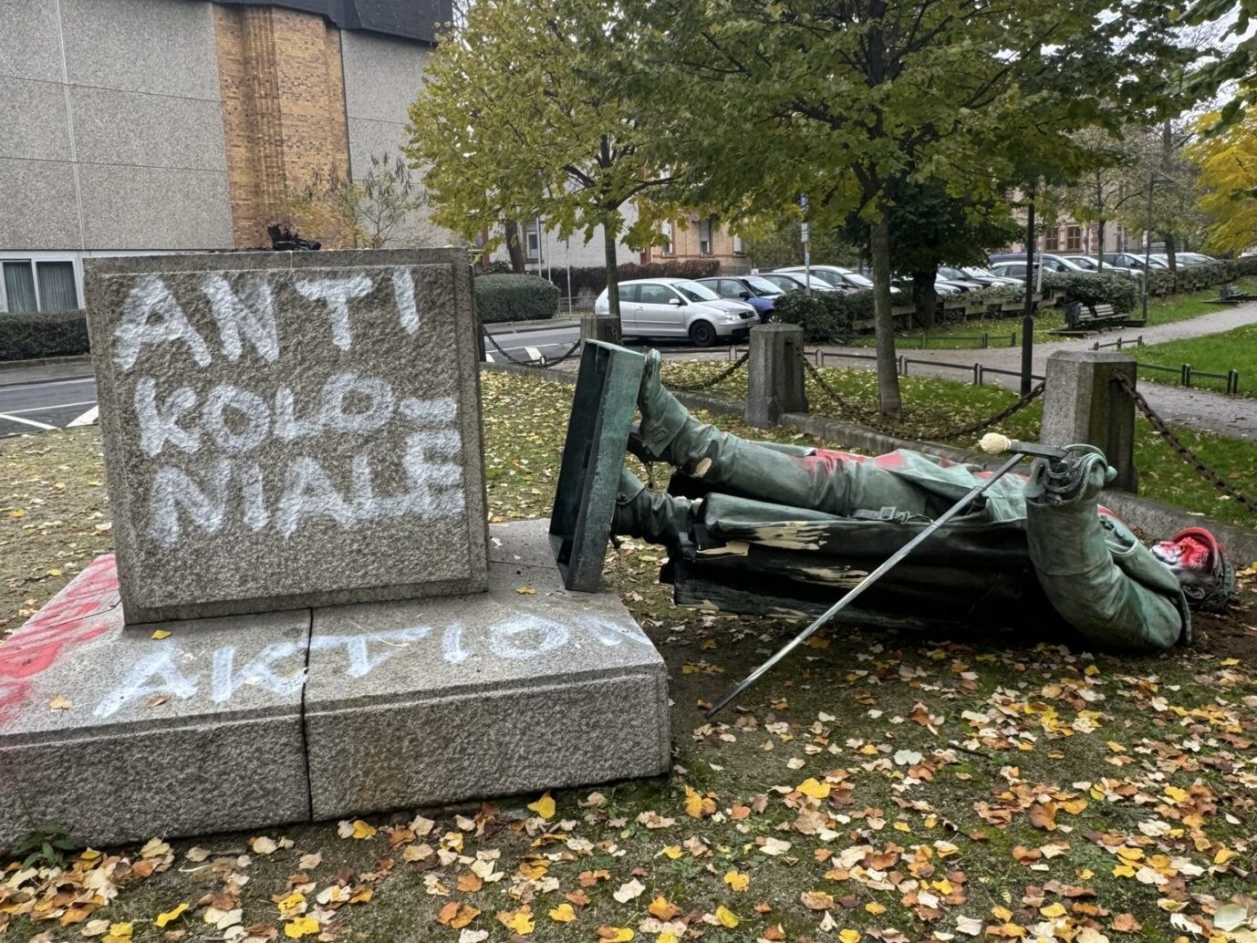 Ein Denkmal des Reichskanzlers Bismarck fällt Vandalismus zum Opfer. Sofort reklamieren Linksextreme die Tat für sich. Der Staatsschutz wird eingeschaltet. Das geschändete Bismarck-Denkmal in Frankfurt am Main: Linksextreme bezichtigen sich sich selbst. Foto: privat