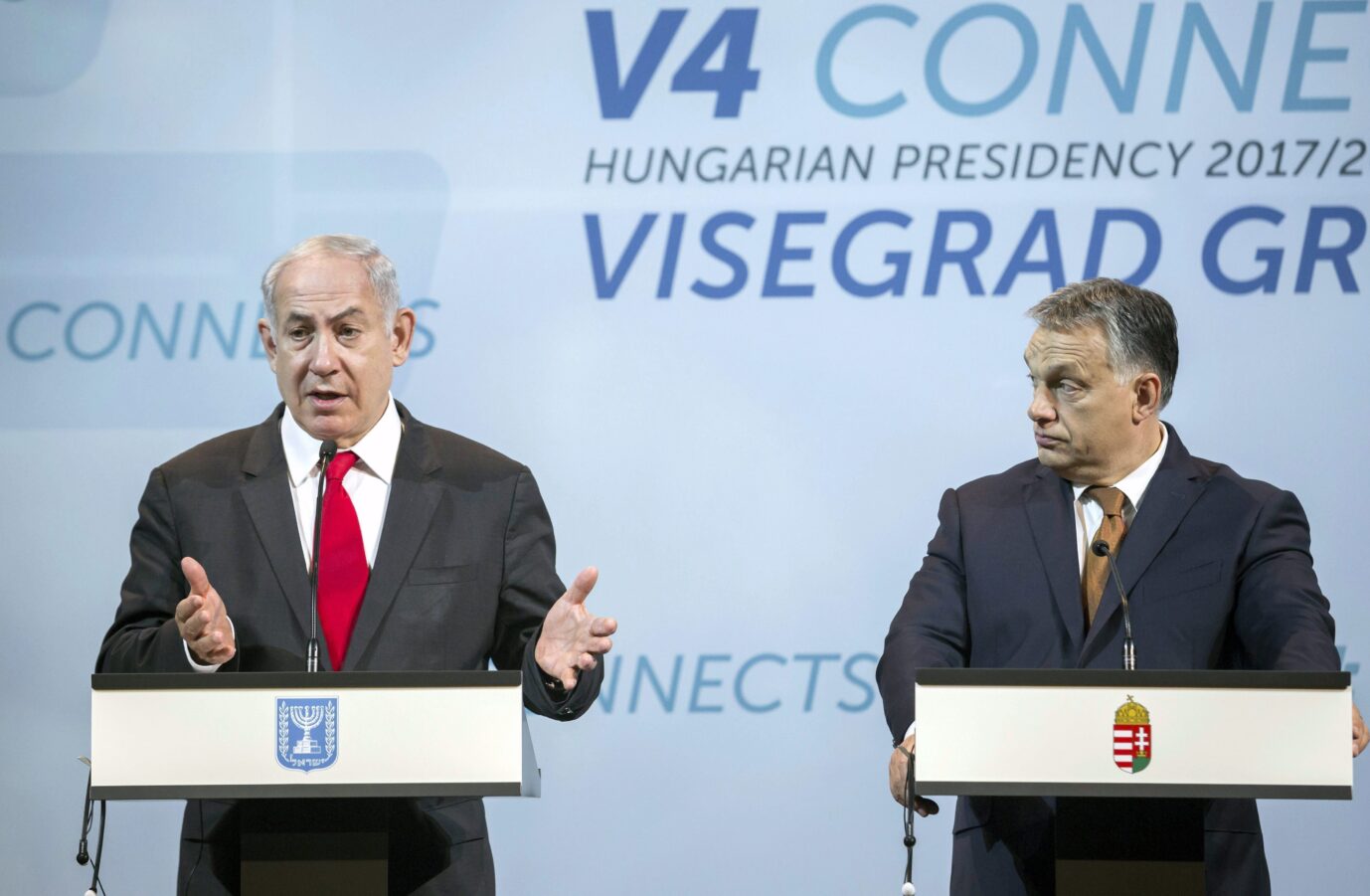 Das Bild zeigt Israels Ministerpräsident Benjamin Netanyjahu und seinen ungarischen Amtskollegen Viktor Orbán.