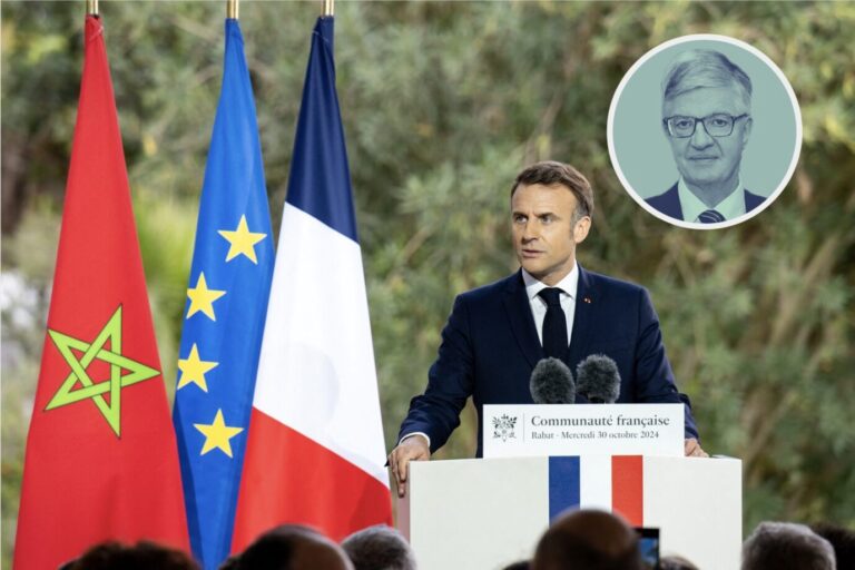 Der französische Staatspräsident Emmanuel Macron steht an einem Rednerpult, neben ihm sind die Flaggen Frankreichs, der EU und Marokkos zu sehen. Oben rechts ist das Porträt des JF-Autors Karlheinz Weißmann. Er stellt Macrons Darstellung von Al-Andalus richtig