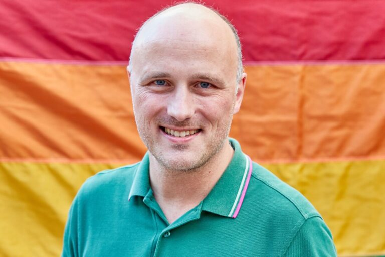 Das Bild zeigt den Queerbeauftragten der Bundesregierung, Sven Lehmann, von den Grünen.