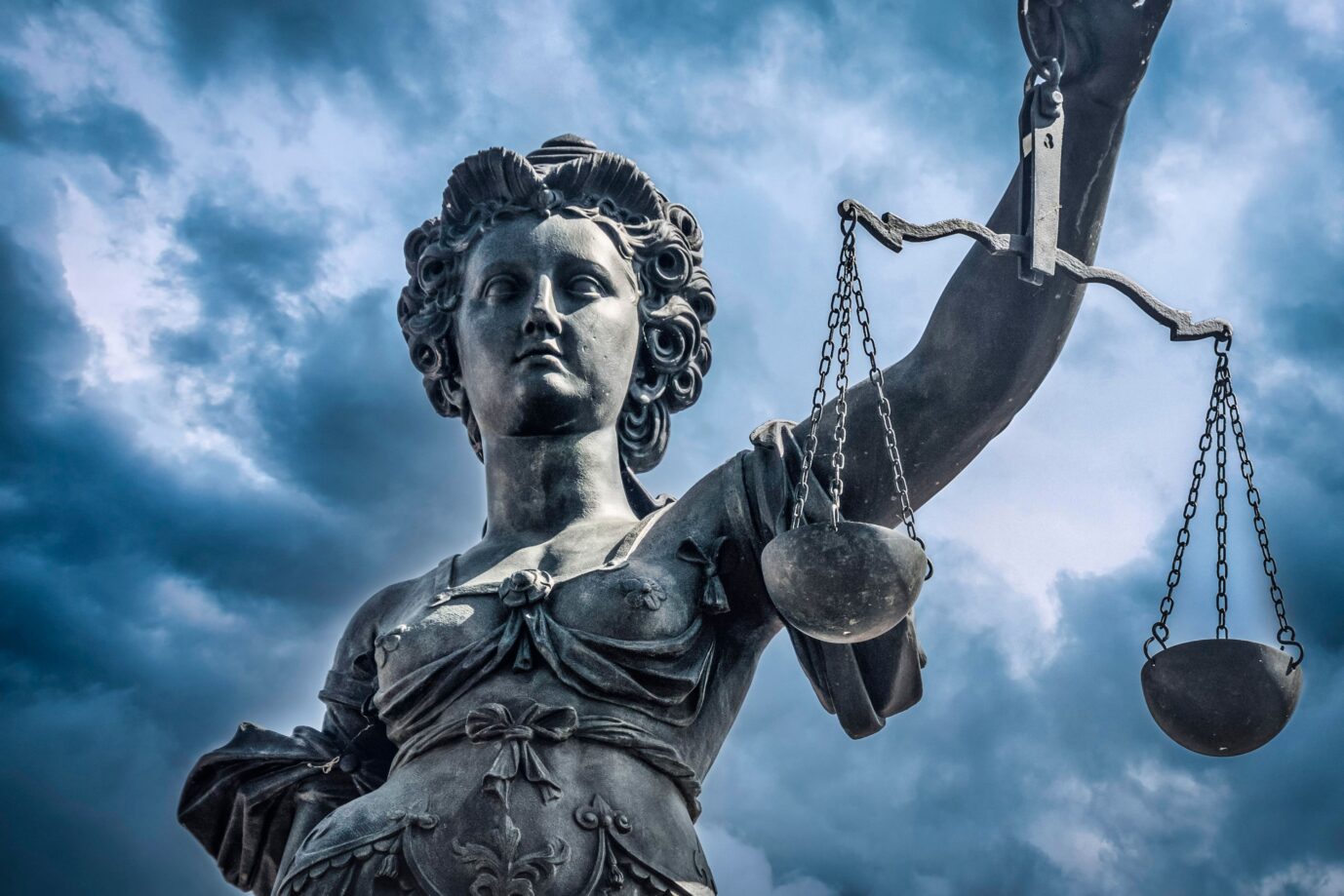 Das Bild zeigt eine Statue der Justizia. Aktuell gibt es viel Unmut über Paragraph 188 des Strafgesetzbuchs.