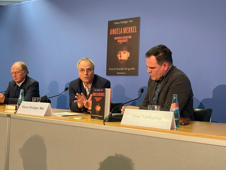 Biograph Klaus-Rüdiger Mai (m.), Schriftsteller Uwe Tellkamp, Verleger Christian Strasser (Europaverlag) bei der Vorstellung des Buchs „Angela Merkel: Zwischen Legende und Wirklichkeit – Eine kritische Biografie“ am 22. November 2024 im Haus der Bundespressekonferenz in Berlin, Foto: JF