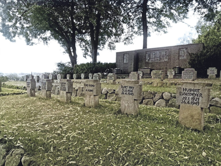 Auf dem Bild sie Gräber des Ehrenfriedhofs von Vahrendorf zu sehen. Dort ruhen die Gebeine junger Soldaten, die in den letzten Kriegstagen des Jahres 1945 fielen. Die alliierten Feuerstürme befeuerten den Widerstand