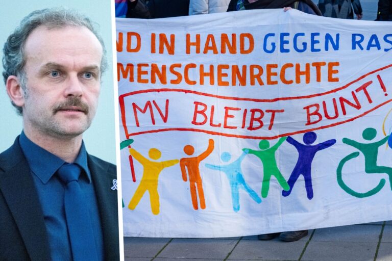 Auch nach der Revision des Regenbogenverbots in Neubrandenburg zeigt sich OB Silvio Witt (parteilos) im Stadtrat unversöhnlich – die demokratische Kultur sei auf einem Tiefpunkt angekommen. Draußen wird derweil demonstriert. Foto: picture alliance/dpa | Stefan Sauer/ picture alliance/dpa | Stefan Sauer