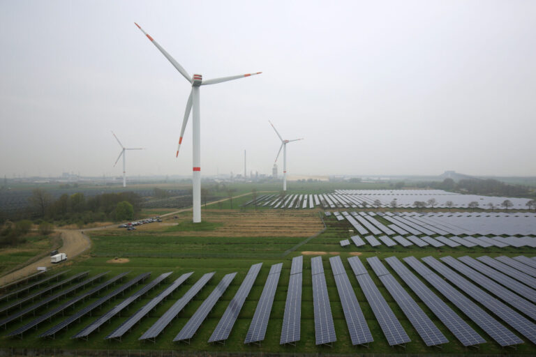 Dunkelflaute: Windräder stehen still, Solarkraftwerke produzieren nicht mehr.