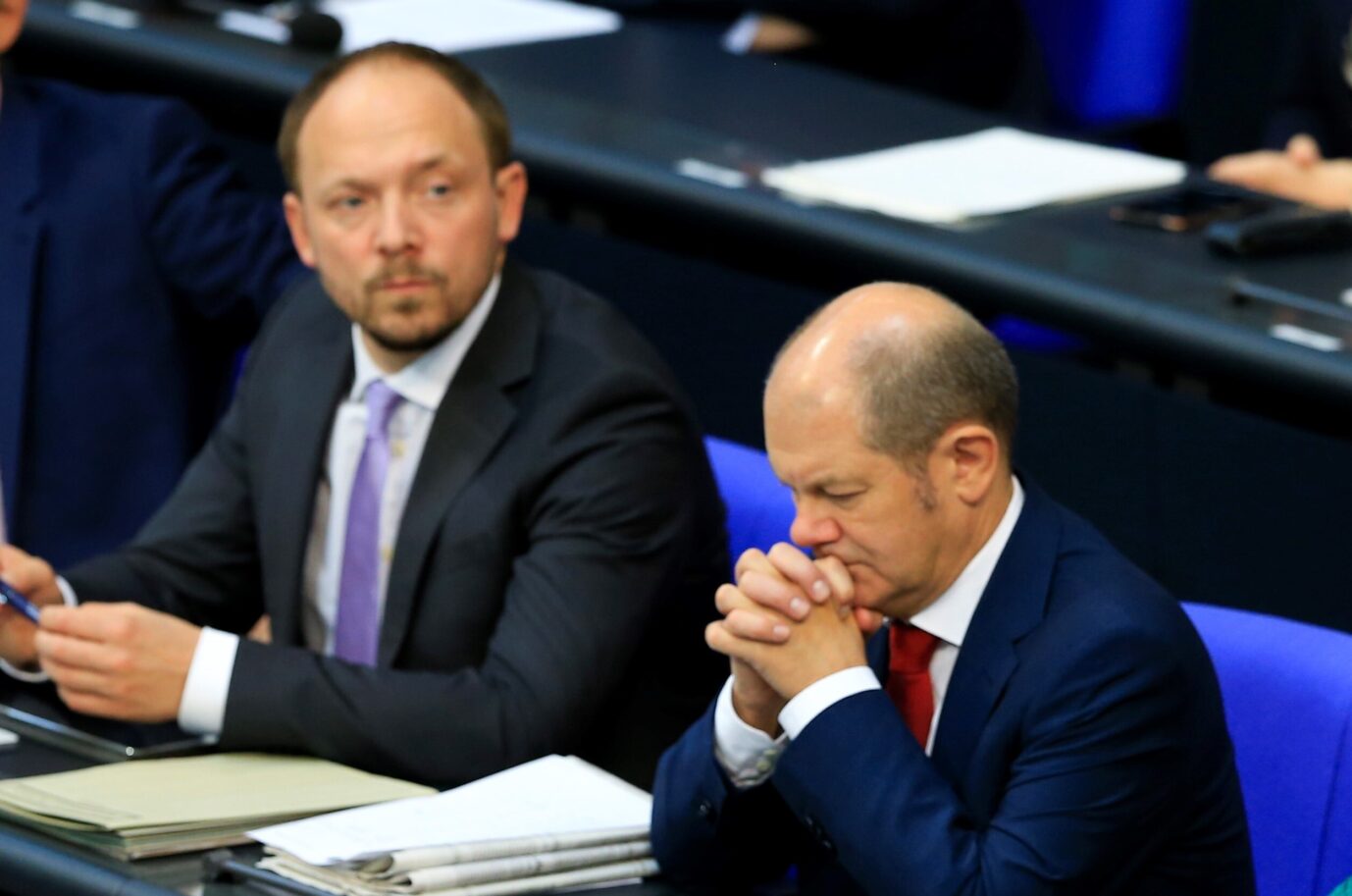 AfD-Verbot: Marco Wanderwitz als Staatssekretär unter Kanzlerin Angela Merkel neben dem heutigen Regierungschef Olaf Scholz auf der Regierungsbank.