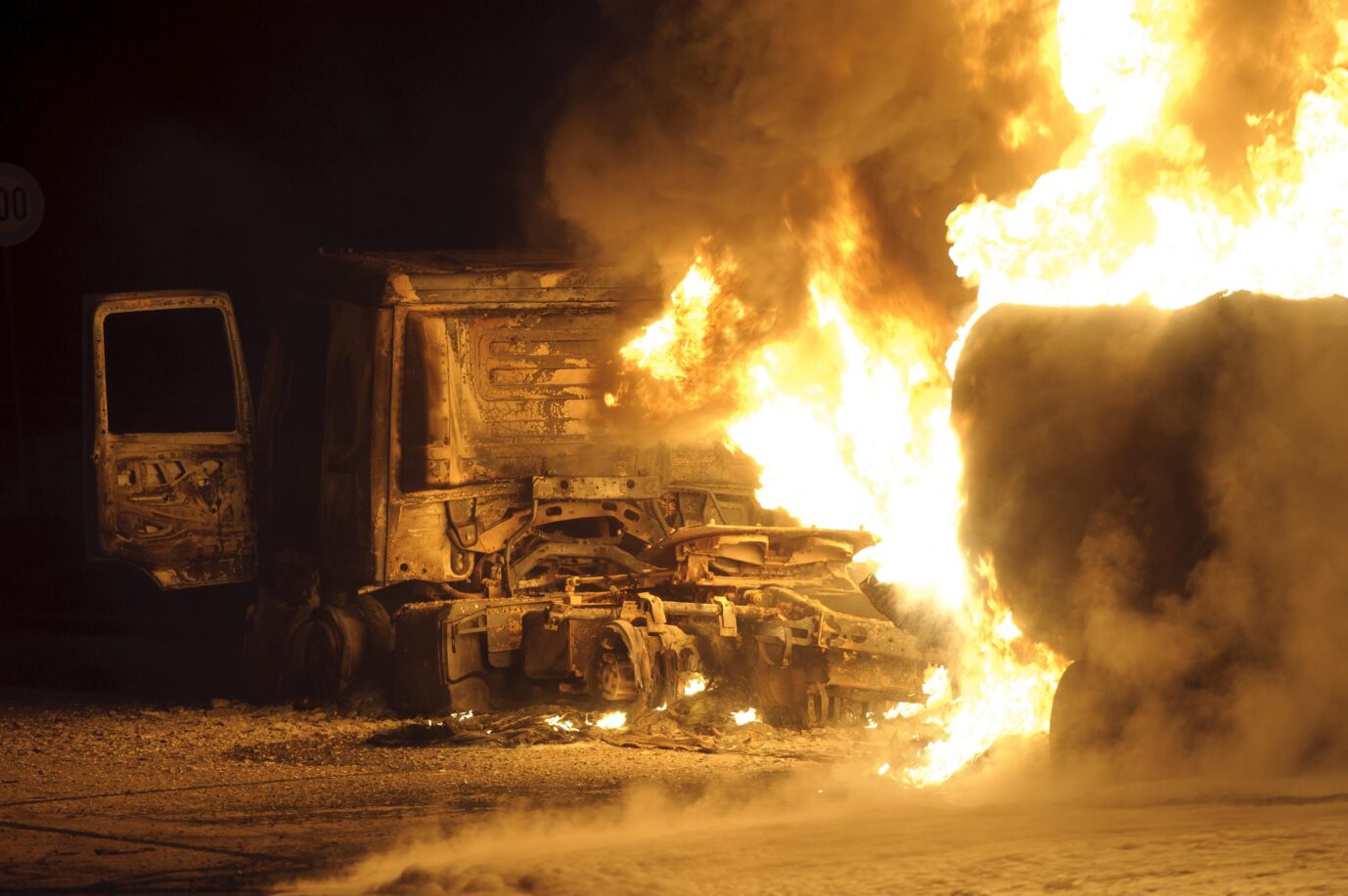 Brennende Lastwagen auf der Autobahn (Symbolbild): Zwei Unternehmen wurden in Berlin zur Zielscheibe mutmaßlicher Linksextremisten.