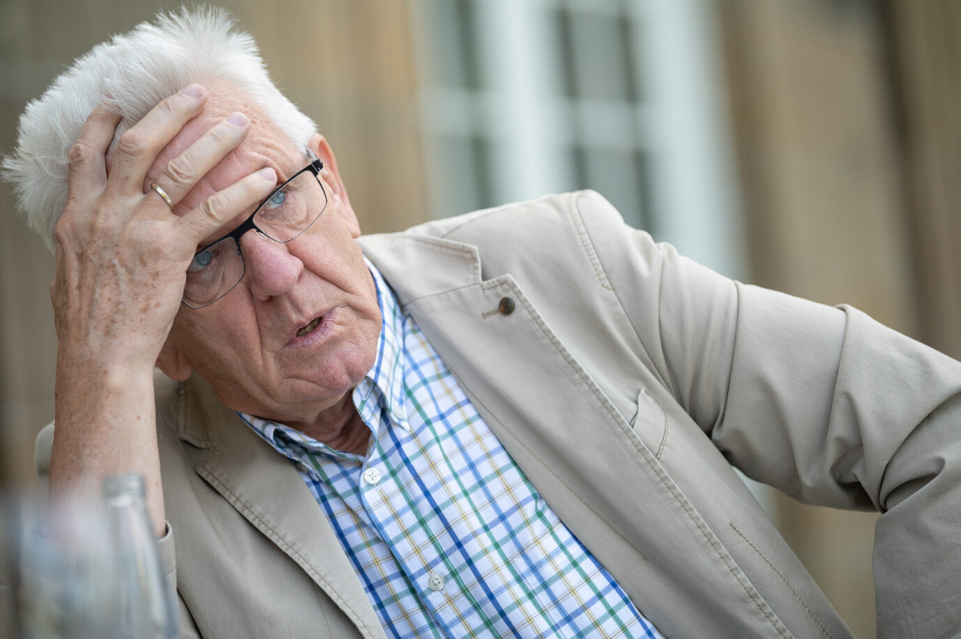 Baden-Württembergs Ministerpräsident Winfried Kretschmann (Grüne) schlägt verzweifelt die Hand vor die Stirn. Eine Mehrheit der Anwohner seines Bundeslandes zweifelt an der Zeitgemäßheit der Klimaziele