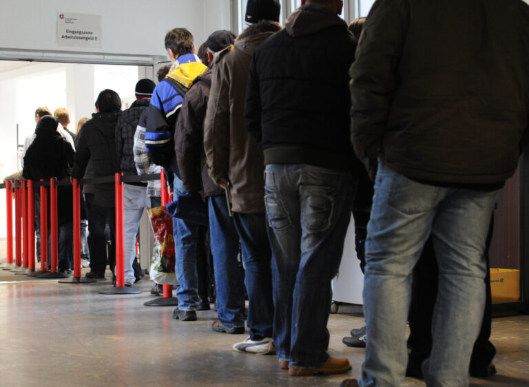 Bürgergeld-Andrang: Schlange im Gebäude der Bundesagentur für Arbeit in Gelsenkirchen.