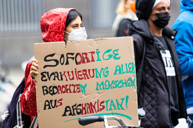 Linke Bündnisse fordern seit Jahren das Einfliegen von Afghanen. Hier eine Frau auf eine Demo unter dem Motto „Luftbrücke jetzt!“ im Jahr 2021.