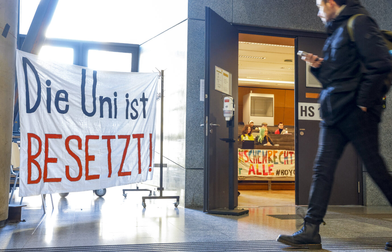 Kippt in Paderborn die Wissenschaftsfreiheit? Linke Studenten geben sich beste Mühe, einen Professor loszuwerden – und verzeichnen einen Teilerfolg. Gegenüber der JUNGEN FREIHEIT bezieht der Hochschullehrer Stellung. Studierende im Besetzten Hörsaal am Montag, 12. Dezember 2022, anl. der Besetzung des Hörsaals 15.04 der Universität Graz. Seit Mitte November besetzen Studierende unter dem Namen Erde Brennt Hörsäle in ganz Österreich um auf Missstände in der Klima- und Sozialpolitik hinzuweisen. Studenten besetzen eine Universität: In Paderborn versuchen Linke, einen Professor loszuwerden. Foto: picture alliance / ERWIN SCHERIAU / APA / picturedesk.com | ERWIN SCHERIAU