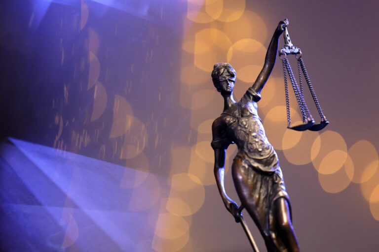 Eine Bronzestatue der Justitia steht auf einem Tisch. Justitia stand in der römischen Mythologie für die ausgleichende Gerechtigkeit und steht in der Neuzeit für die strafende Gerechtigkeit oder das Rechtswesen an sich. (Themenbild, Symbolbild) Köln, 18.07.2023. Aktuell wird eine Hausdurchsuchung bei einem Minderjährigen in München scharf kritisiert.