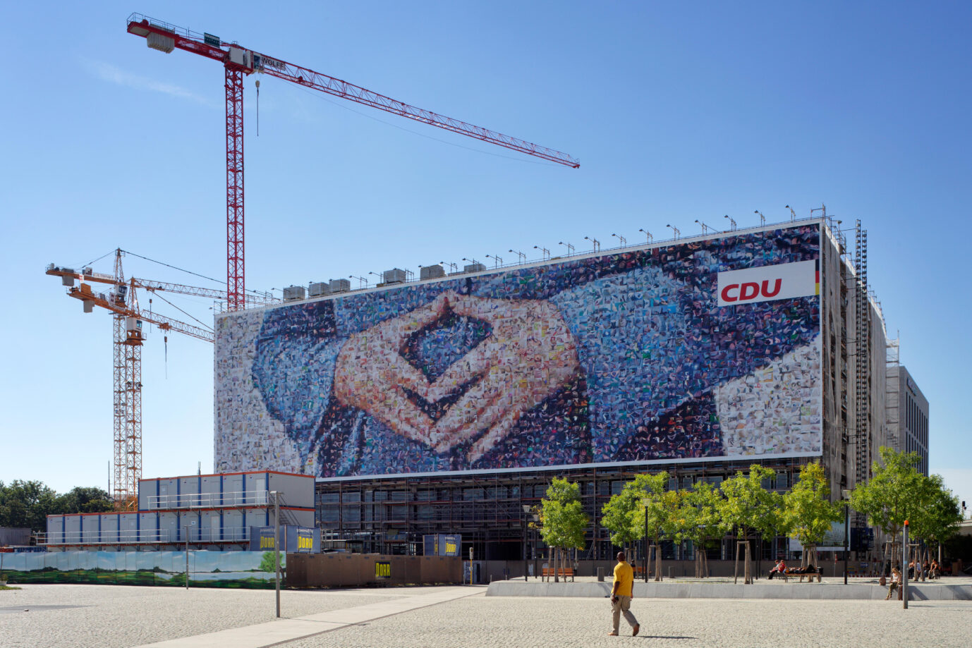 Auf einem Gebäude ist in riesiger, gigantischer Form die Merkel-Raute zu sehen, CDU-Wahlplakat, Berlin 2013