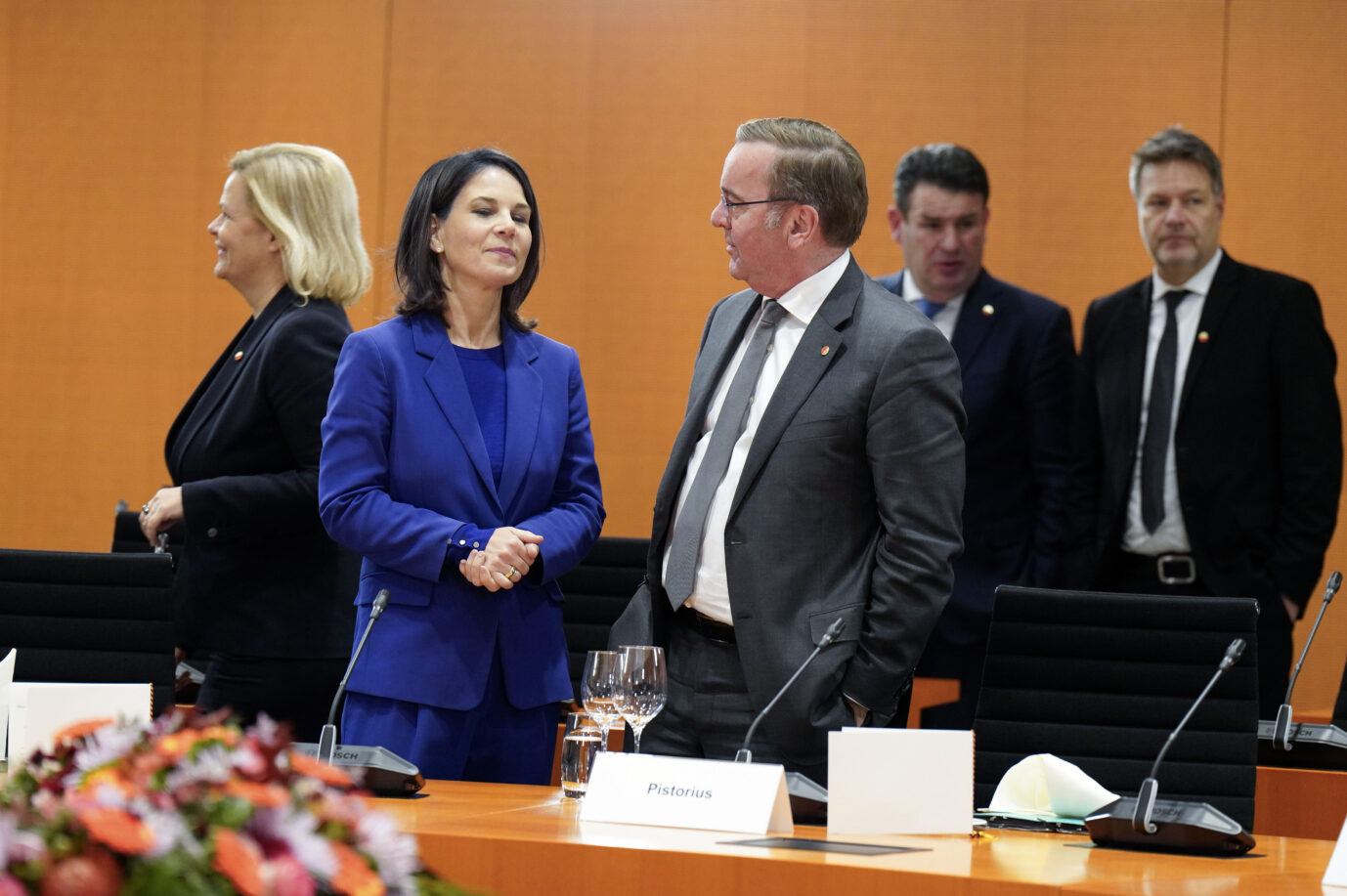 Das Bild zeigt Nancy Faeser, Annalena Baerbock, Boris Pistorius, Hubertus Heil und Robert Habeck. Viele Beamte werden von ihnen befördert.