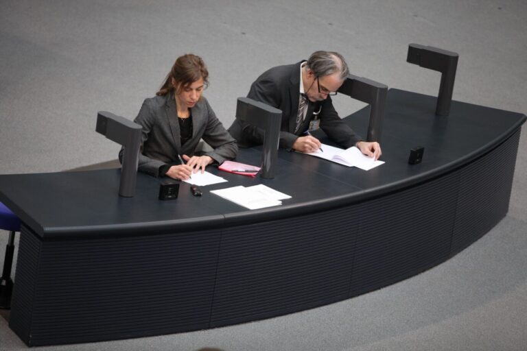 Zu sehen ist der stenografische Dienst im Bundestag während einer Plenarsitzung. Die Stenographen arbeiten flott, um am nächsten Tag bereits das Protokoll vorlegen zu können. Der Stenografische Dienst im Bundestag: Die Profis schaffen 500 Silben pro Minute. Fotos: picture alliance / dts-Agentur | -