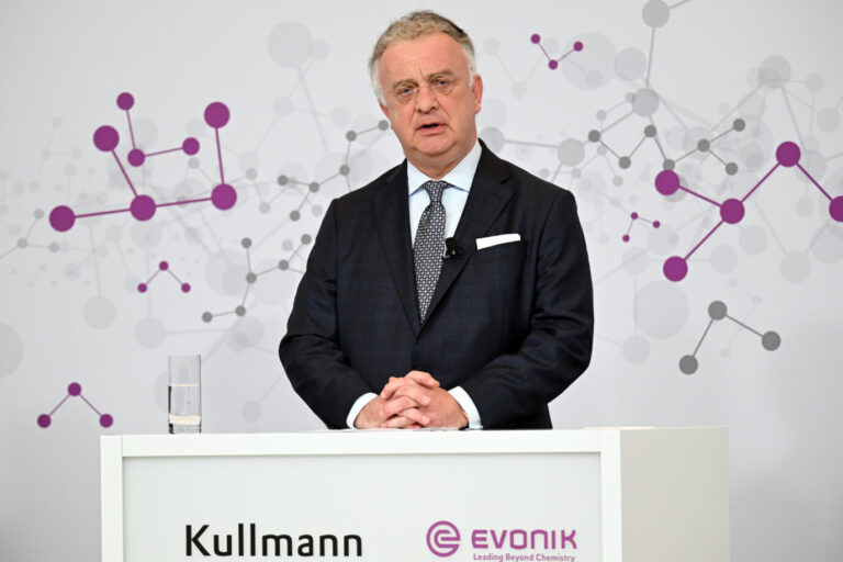 Evonik-Chef Christian Kullmann spricht im März 2023 auf einer Pressekonferenz