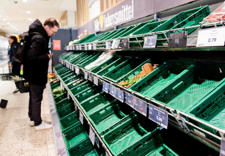 Leere Regale im Supermarkt. Mit einer beunruhigenden Warnung vor einer Verknappung von Lebensmittel läßt der Metro-Chef aufhorchen:picture alliance/dpa | Chri stoph Soeder