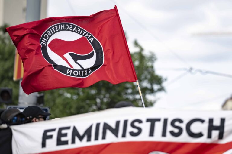 In linken Kreisen und im Antifa-Milieu gibt man sich gern feministisch und sexuell liberal, dabei gibt es auch sehr dunkle Aspekte (Symbolbild).