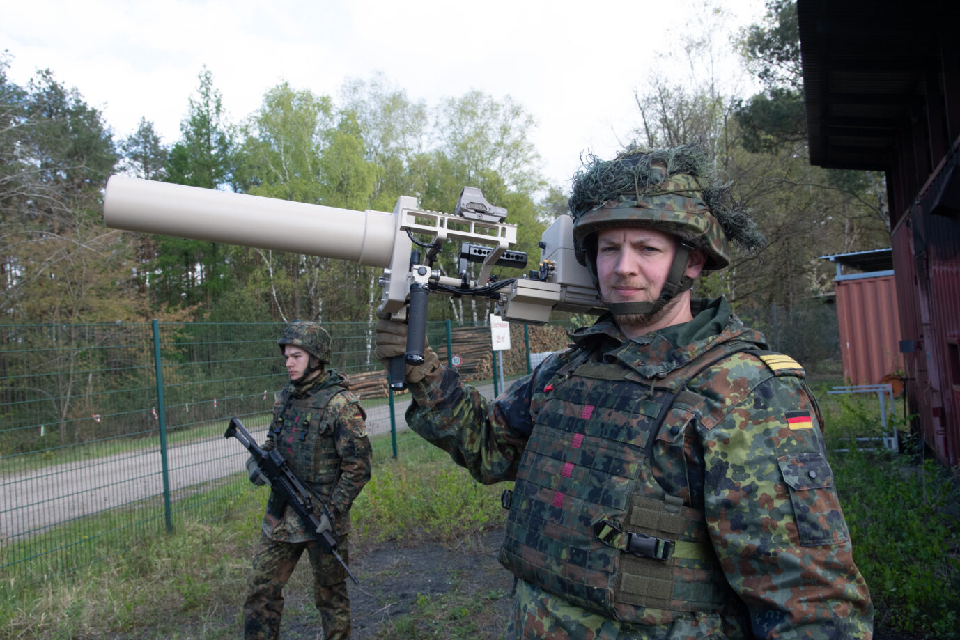 Soldat mit einer Abwehrwaffe gegen Drohnen, Drohnenabwehr, allgemein, feature, Randmotiv, Symbolfoto Bundespraesident Frank-Walter STEINMEIER besucht die Uebung National Guardian, die Panzertruppenschule und die Militaerseelsorge auf dem Truppenuebungsplatz in Munster, 18.04.2024,