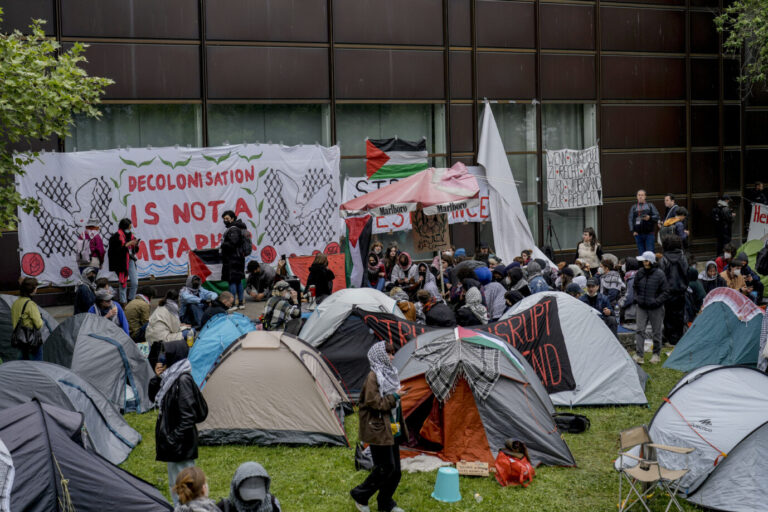 Linksextreme und islamistische Studenten bilden ein pro-palästinensisches Protestcamp an der FU-Berlin, Mai 2024. Vermutlich befürchtet die Uni-Leitung handfeste Auseinandersetzungen mit diesen Figuren, sollte sie zulassen, daß eine Ausstellung zu Judenpogromen im Uni-Foyer stattfinden solle