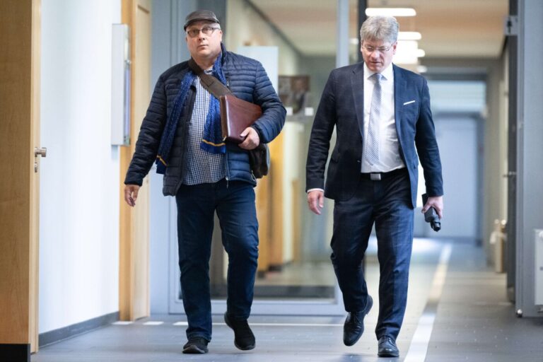 Jens Maier (l), früherer AfD-Bundestagsabgeordneter aus Sachsen und Richter, geht neben Rechtsanwalt Jochen Lober im Gebäude des Fachgerichtszentrum Dresden zum Verhandlungssaal. Das Dresdner Verwaltungsgericht verhandelt zwei Klagen von AfD-Mitgliedern gegen das sächsische Landesamt für Verfassungsschutz.