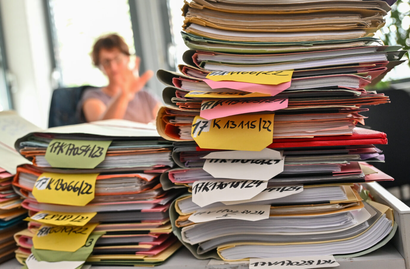 Mehrere Stapel mit Akten liegen auf einem Tisch am Finanzgericht Berlin-Brandenburg. Bürokratie wird aktuell viel diskutiert.