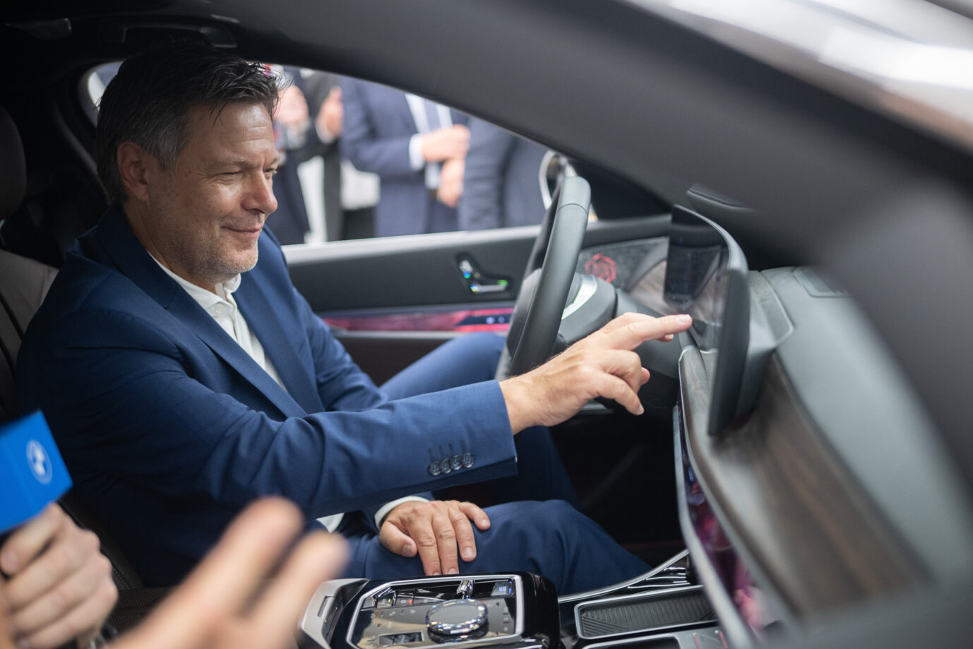 Einer der wenigen, der sich ein E-Auto leisten kann. Wirtschaftsminister Robert Habeck bei seinem China-Besuch im Sommer am Lenkrad eines BMW-Stromers.