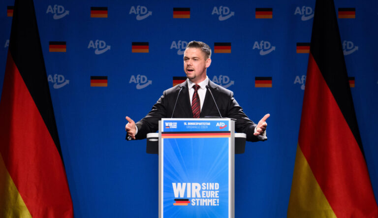 Hannes Gnauck (AfD-MdB), Bundesvorsitzender der AfD-Jugendorganisation „Junge Alternative“, beim Bundesparteitag der AfD in der Grugahalle in Essen. Die AfD will bei dem zweitägigen Parteitag unter anderem den Bundesvorstand neu wählen. Gegen das Treffen haben zahlreiche Organisationen Widerstand und mehr als ein Dutzend Gegendemonstrationen angekündigt. Der JA-Chef erklärt den Beschluß.