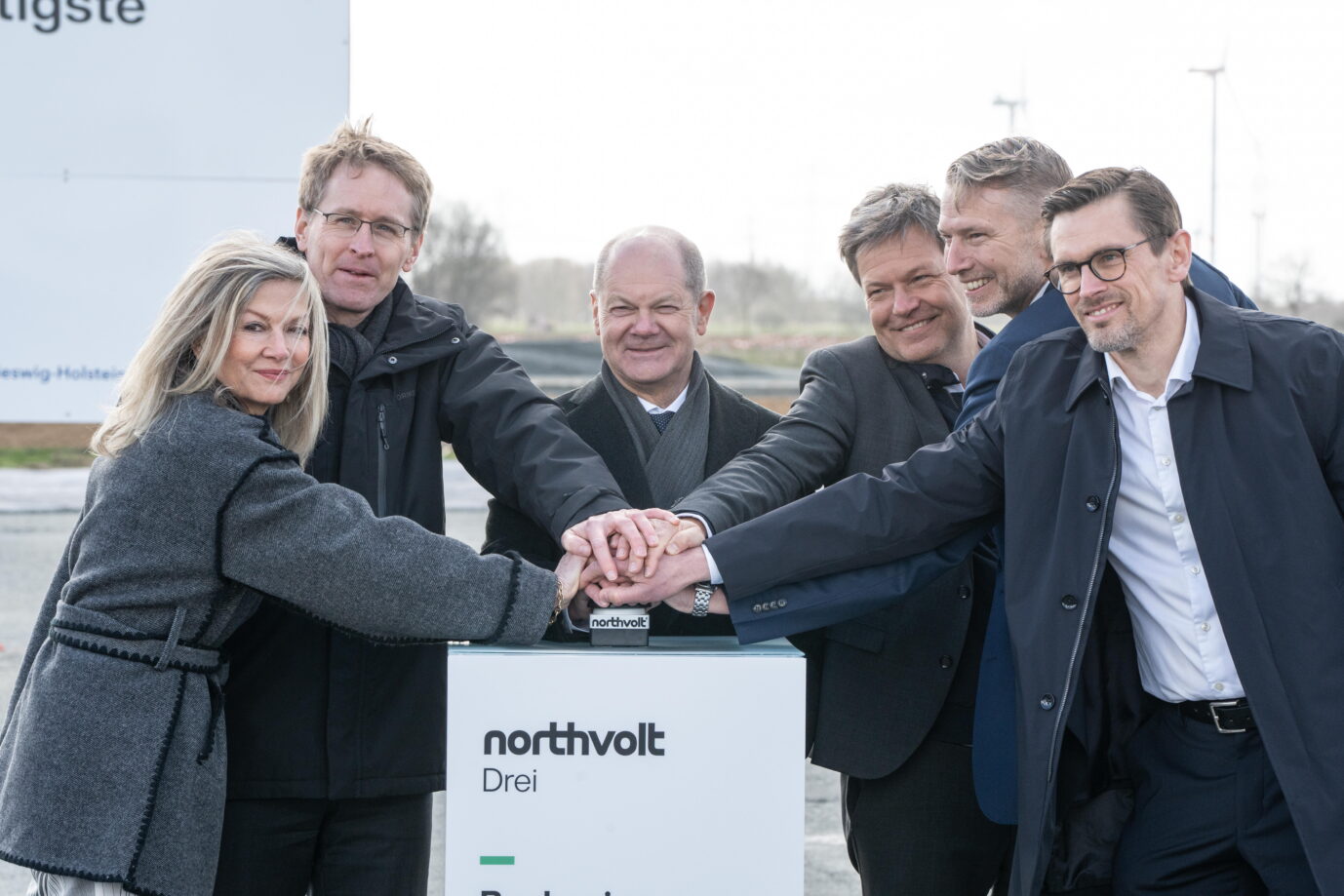 Northvolt-Baubeginn Batteriezellfabrik bei Heide in Schleswig-Holstein - Veronika Wand-Danielsson, Schwedische Botschafterin, Daniel Günther, Ministerpräsident Schleswig-Holstein, Olaf Scholz, Bundeskanzler, Robert Habeck, Bundeswirtschaftsminister, Peter Carlsson, CEO und Gründer Northvolt, Christofer Haux, CEO Northvolt Deutschland (von links) beim symbolischen Spatenstich durch Druck auf einen Buzzer Schleswig-Holsteins Ministerpräsident Daniel Günther, Kanzler Olaf Scholz und Wirtschaftsminister Robert Habeck neben der schwedischen Botschafterin und Northvolt-Funktionären beim Spatenstich. Foto: picture alliance / Chris Emil Janßen | Chris Emil Janssen