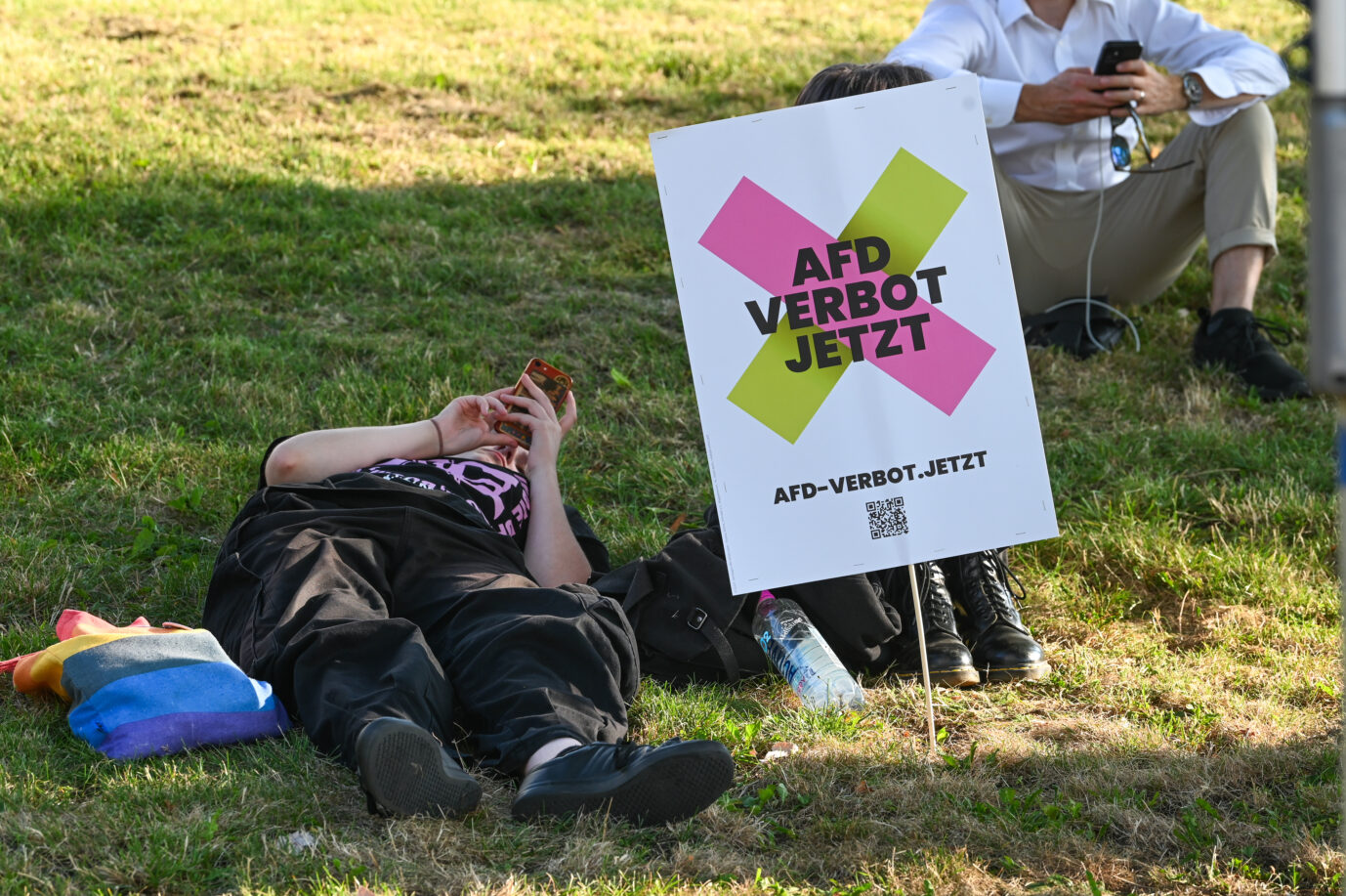 Teilnehmer der Demonstration mit Schildern "AfD Verbot Jetzt" vor dem Landtag. Die Organisation Campact hatte zur Kundgebung gegen die AfD aufgerufen. In Thüringen fand am Sonntag die Landtagswahl statt. AfD-Verbot in der Debatte.