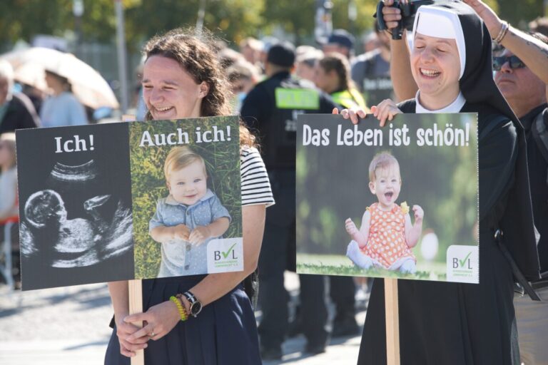 Bei der Demonstration "Marsch für das Leben" von Abtreibungsgegnern herrscht gute Stimmung.