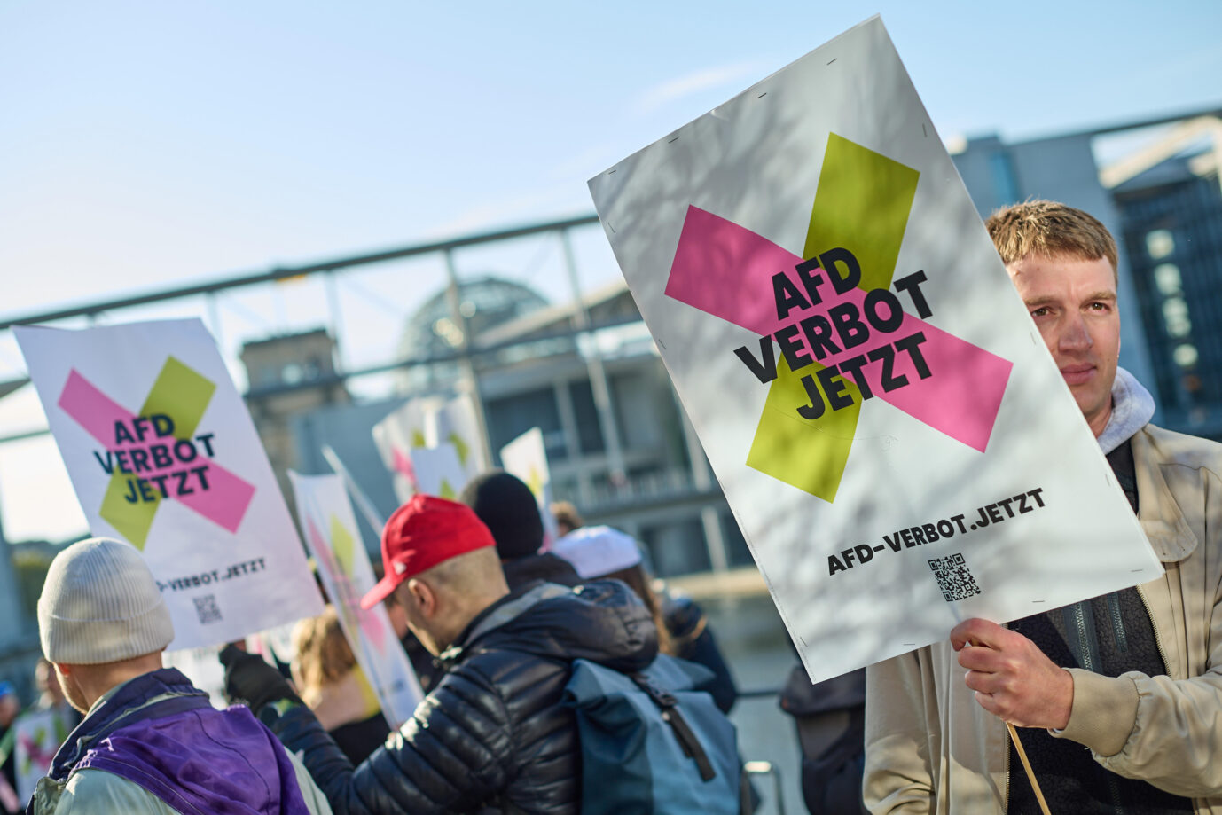 Kundgebung der Kampagne "AfD-Verbot Jetzt!" anlaesslich der Antragseinbringung fuer ein AfD-Verbot am 17.10.2024 im Regierungsviertel in Berlin. Eine fraktionsuebergreifende Initiative will ein AfD-Verbotsverfahren einleiten. Die Antragssteller werfen der AfD vor, sich gegen die freiheitliche demokratische Grundordnung zu stellen. Unterstuetzung erhaelt die parlamentarische Initiative von der zivilgesellschaftlichen Kampagne "AfD-Verbot Jetzt!". (Siehe epd-Meldung vom 17.10.2024)