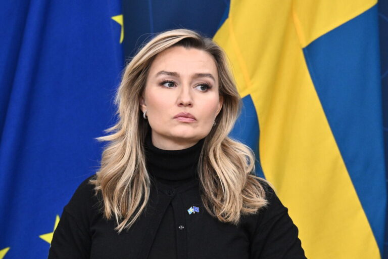 Die schwedische stellvertretende Ministerpräsidentin und Energieministerin Ebba Busch (Christdemokraten) schaut grimmig in die Ferne, im Hintergrund ist die Flagge Schwedens zu sehen. Dank dem deutschen Kernkraft-Ausstieg kämpft Südschweden mit horrenden Strompreisen