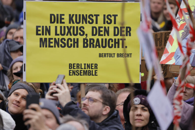 Deutschland, Berlin, Platz des 18. März, Kulturabbau verhindern! Berliner Kultur gegen Kürzungen im Kulturetat! „Die Kunst ist ein Luxus, den der Mensch braucht“: Aber keine linksgrüne Propaganda auf Kosten konservativer Steuerzahler. Foto: picture alliance / Metodi Popow | M. Popow