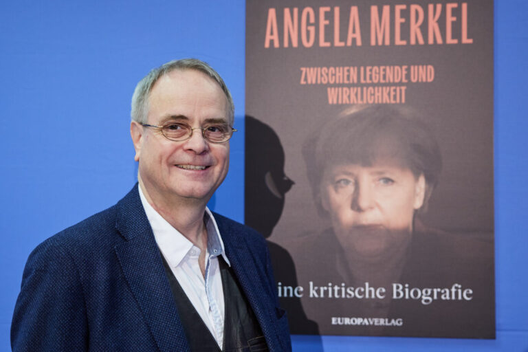 Der Autor, Publizist und Dramaturg Klaus-Rüdiger Mai stellt sein neues Buch „Angela Merkel. Zwischen Legende und Wirklichkeit. Eine kritische Biografie“ (Europaverlag), das bereits ein Bestseller ist, in der Bundespressekonferenz in Berlin gemeinsam mit Schriftsteller Uwe Tellkamp vor. Foto: picture alliance/dpa, Jörg Carstensen