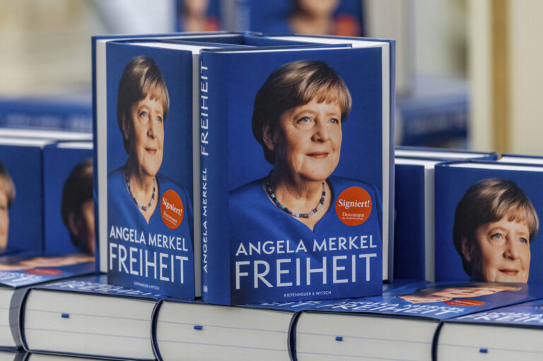 Nur noch verifizierte Käufer dürfen Angela Merkels Autobiographie „Freiheit“ bei Amazon bewerten.