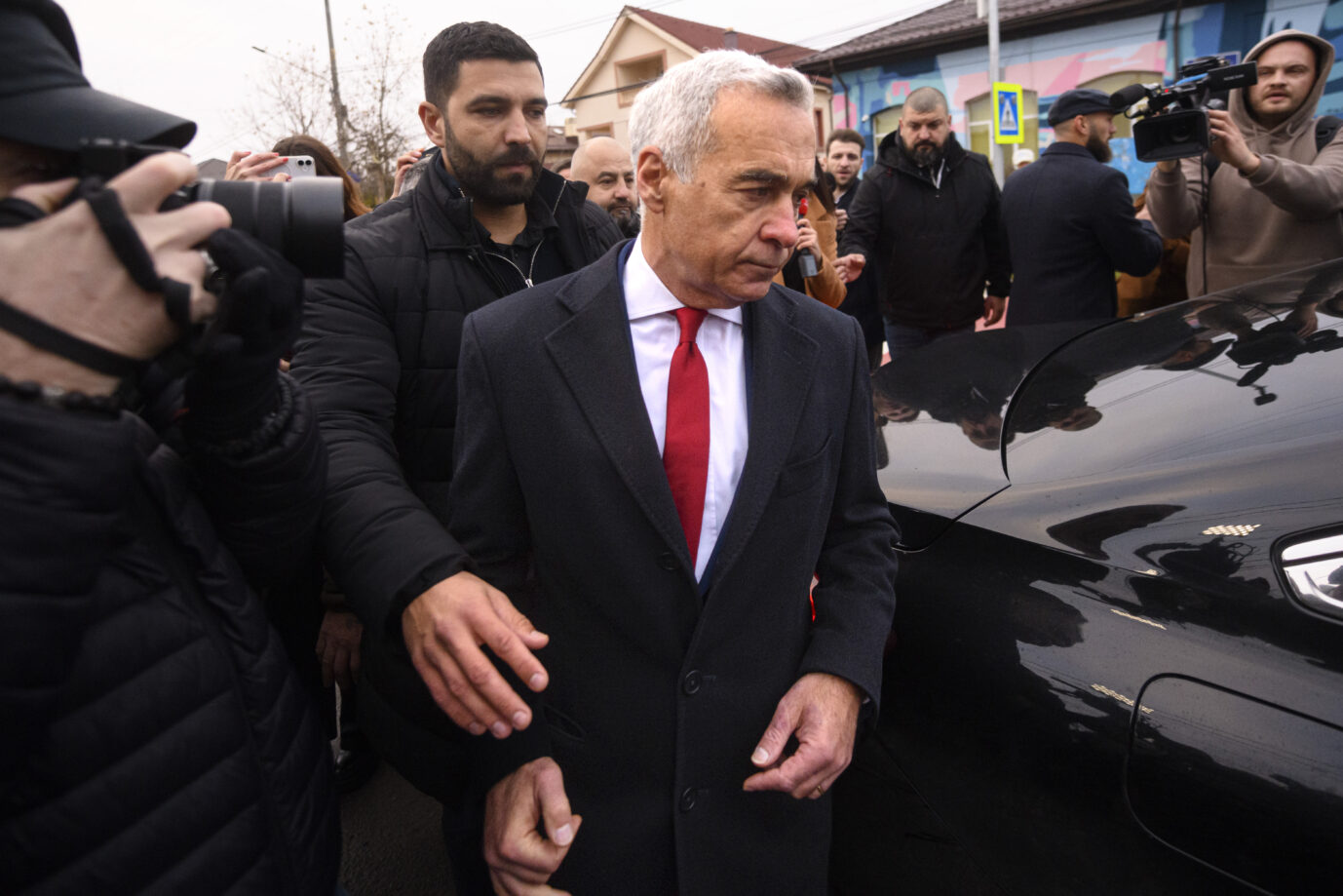 Calin Georgescu, an independent candidate for president who came first after the first round of presidential elections, leaves after casting his vote in the country's parliamentary elections, in Mogosoaia, Romania, Sunday, Dec. 1, 2024. (AP Photo/Alexandru Dobre)- Rumänien in der Krise.