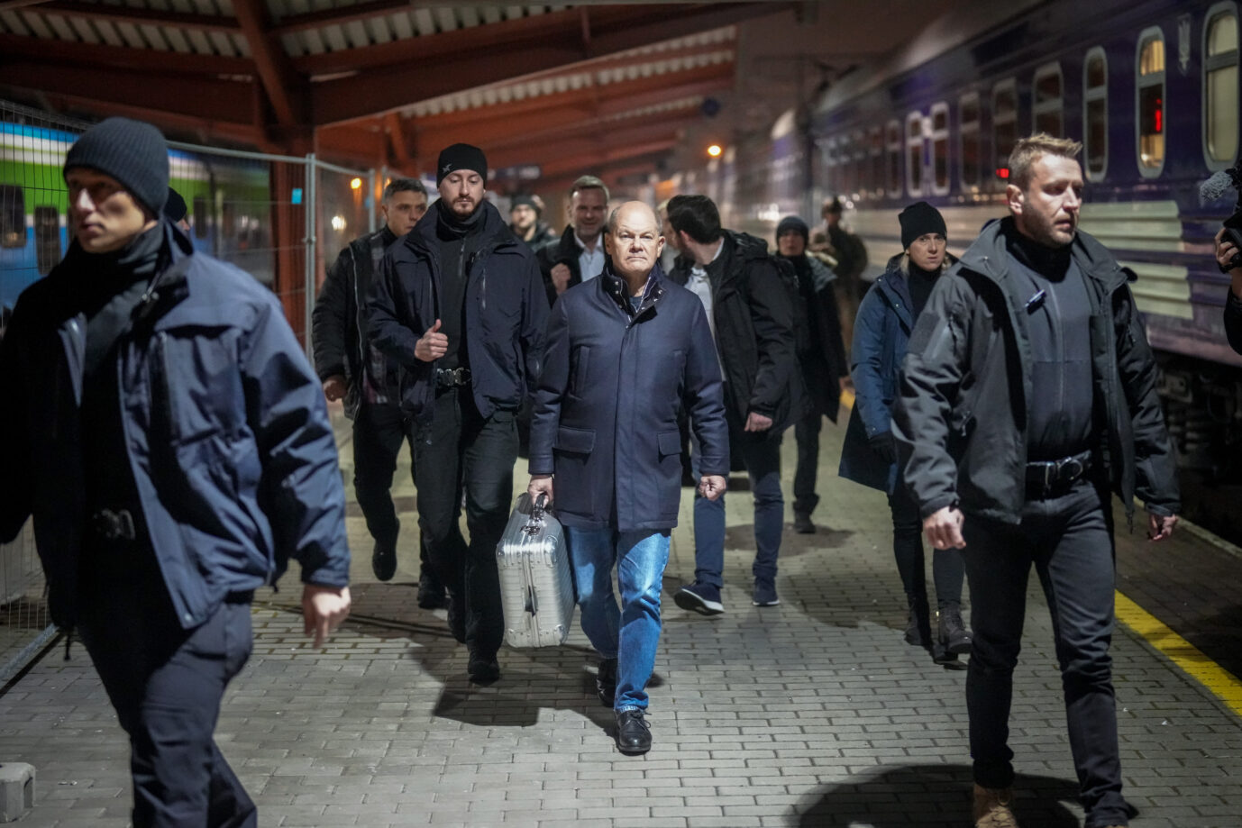 Bundeskanzler Olaf Scholz (SPD, Mitte) in der Ukraine: „Deutschland macht in diesem Jahr mehr als Großbritannien und Frankreich zusammen“ Foto: picture alliance/dpa | Kay Nietfeld