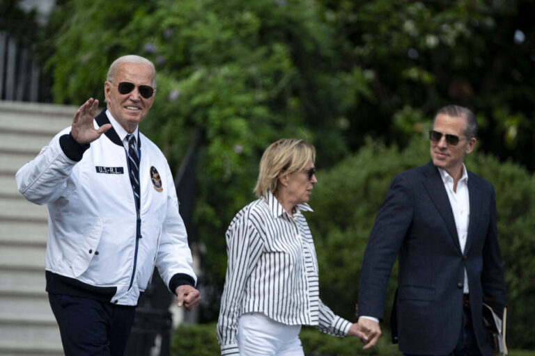 US-Präsident Joe Biden, gekleidet in eine weiße Jacke und mit schwarzer Sonnenbrille, läuft mit seinem Sohn Hunter Biden und seiner jüngeren Schwester Valerie Biden Owens über das Gelände des Weißen Haus. Gerade eben hat er seinen Sohn begnadigt