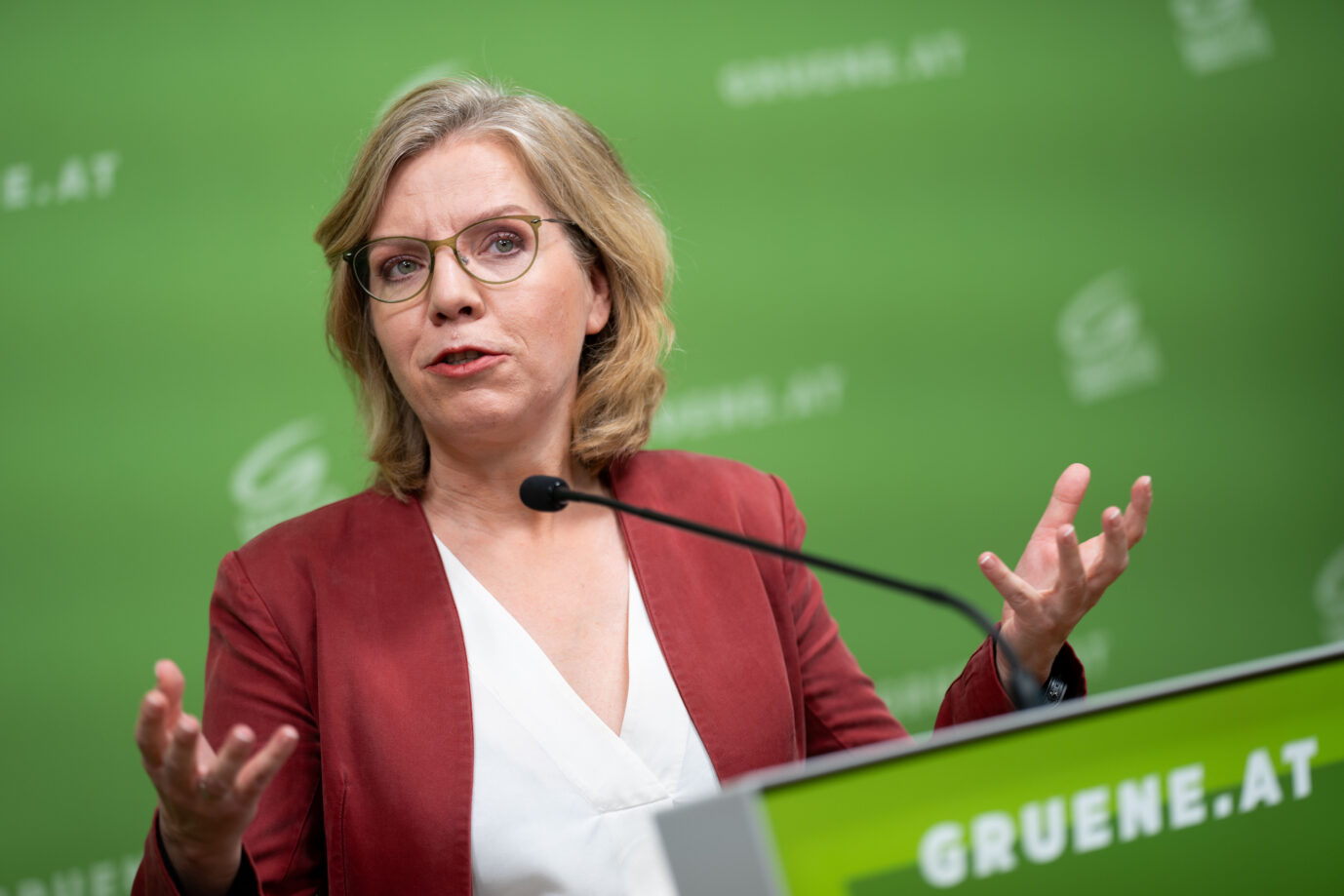 Die stv. Bundessprecherin und Energieministerin Leonore Gewessler droht in einer ihrer letzten Amtshandlungen den Nachbarn. FOTO: APA/GEORG HOCHMUTH