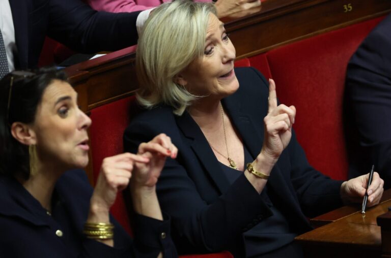 Chaos in Frankreich: Non! Marine Le Pen bei der Sitzung der Nationalversammlung die per Mißtrauensvotum die Regierung stürzte.